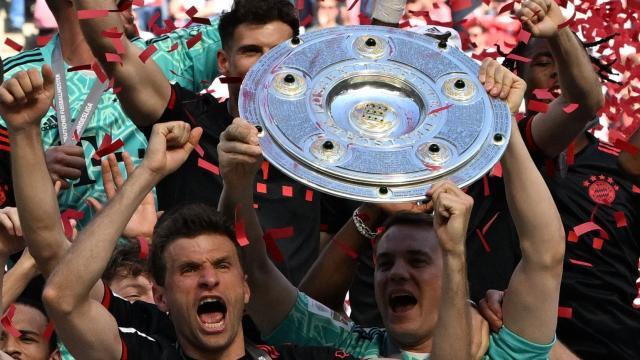 开云全站app下载-末轮逆转夺冠×3！拜仁狂欢神奇又荒谬的11连冠