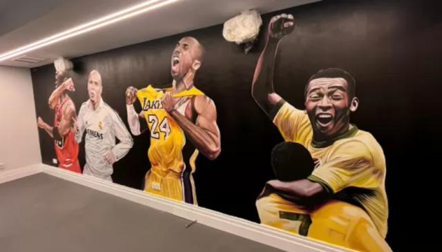 开云体育官网app-维尼修斯健身房壁画上有谁？致敬贝利！C罗后补的！