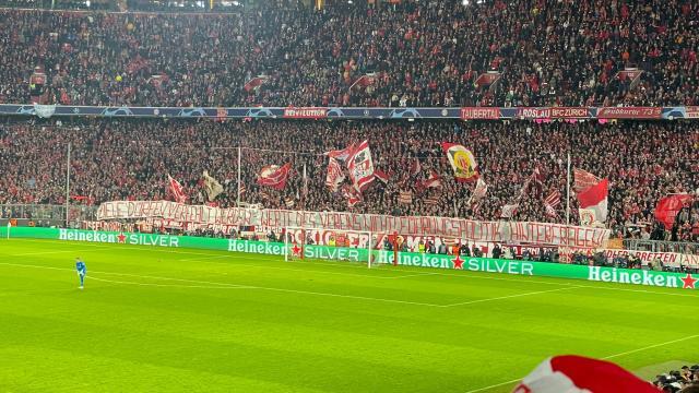 1681979025983059147.jpg skysport_de-bayern-fans-banner_6126921.jpg